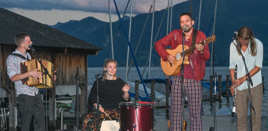 Konzert der Peter Mayer Hofkapelle, In der Bootswerft Frauscher in Gmunden, im Rahmen der Salzkammergut Festwochen Gmunden, am 09.07.21. Das Bild zeigt v.l.n.r.: Andreas Jamnik, Steirische Harmonika und Gesang, Nora Mayer, Gesang und Perkussion, Peter Mayer, Gitarre und Gesang, Michl Dumfarth, Klarinette und Gesang 2021 - Konzert der Peter Mayer Hofkapelle, In der Bootswerft Frauscher in Gmunden, im Rahmen der Salzkammergut Festwochen Gmunden, am 09.07.21