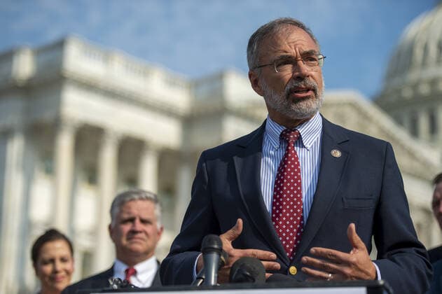 Coronavirus in USA, Pressestatement von Senatoren zur Delta-Variante in Washington Co-Chair of the GOP Doctors Caucus Rep. Andy Harris, R-Md., speaks during a press conference with House Republican Conference Chair Elise Stefanik, R-N.Y., House Republican Whip Steve Scalise, R-La., and others members of the GOP Doctors Caucus to discuss the Delta variant at US Capitol in Washington, DC on Thursday, July 22, 2021. WAP20210722764 BONNIExCASH