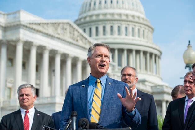 Coronavirus in USA, Pressestatement von Senatoren zur Delta-Variante in Washington July 22, 2021, Washington, District of Columbia, USA: United States Senator Roger Marshall (Republican of Kansas) offers remarks on Delta Variant of COVID-19 while joined by members of the GOP Doctors Caucus, during a press conference outside the US Capitol in Washington, DC, Thursday, July 22, 2021. Credit: Rod Lamkey CNP Washington USA - ZUMAs152 20210722_zaa_s152_144 Copyright: xRodxLamkeyx-xCnpx
