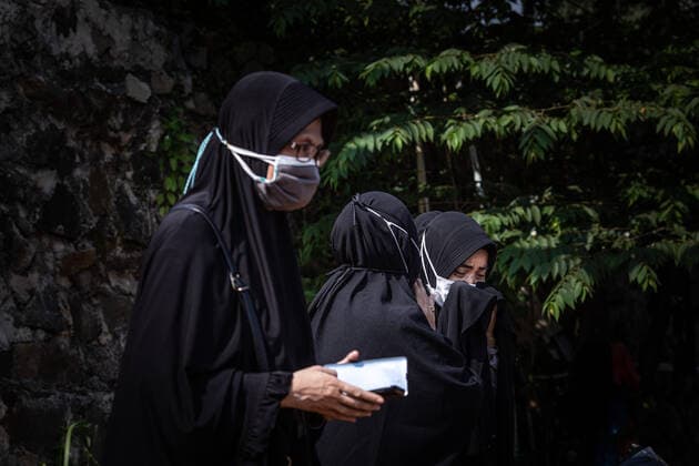 July 26, 2021, Tangerang Selatan, Banten, Indonesia: South Tangerang, Banten, Indonesia, July 26, 2021: A woman cries because of her relative who died by covid19. Funeral for COVID-19 victims at the Jombang Covid19 TPU, South Tangerang, Banten, Indonesia. For 5 consecutive days, Indonesia has been in the number one position for new cases of death due to COVID-19 in the world. Tangerang Selatan Indonesia - ZUMAh128 20210726_zap_h128_010 Copyright: xDonalxHusnix
