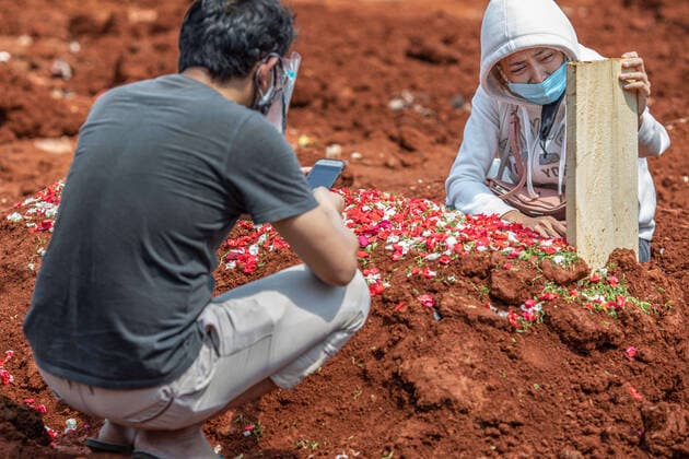 July 26, 2021, Tangerang Selatan, Banten, Indonesia: South Tangerang, Banten, Indonesia, July 26, 2021: A woman cries lamenting the loss of her relative due to covid19.. Funeral for COVID-19 victims at the Jombang Covid19 TPU, South Tangerang, Banten, Indonesia. For 5 consecutive days, Indonesia has been in the number one position for new cases of death due to COVID-19 in the world. Tangerang Selatan Indonesia - ZUMAh128 20210726_zap_h128_004 Copyright: xDonalxHusnix