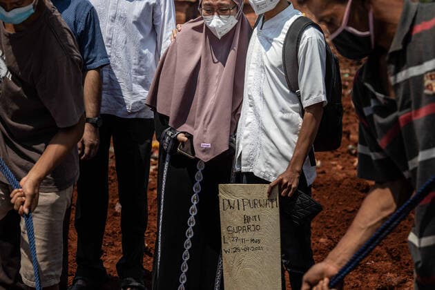 July 26, 2021, Tangerang Selatan, Banten, Indonesia: South Tangerang, Banten, Indonesia, July 26, 2021: Families of Covid-19 victims cry during the funeral procession.. Funeral for COVID-19 victims at the Jombang Covid19 TPU, South Tangerang, Banten, Indonesia. For 5 consecutive days, Indonesia has been in the number one position for new cases of death due to COVID-19 in the world. Tangerang Selatan Indonesia - ZUMAh128 20210726_zap_h128_009 Copyright: xDonalxHusnix
