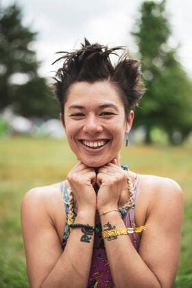 IMAGO Creative: Jahreszeit Sommer, Festivals IMAGO Creative: Jahreszeit Frühling, Picknick Smiling mixed-race asian woman with fun hair at festival in Poland Garbicz, Lubusz Voivodeship, Poland CR_PIDODS210721-787723-01 ,model released, Symbolfoto