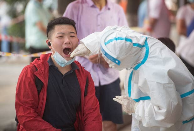 (210803) -- WUHAN, Aug. 3, 2021 -- A medical worker takes a swab sample from a resident for COVID-19 nucleic acid testing in Wuhan, central China s Hubei Province, Aug. 3, 2021. Wuhan City, capital of central China s Hubei Province, launched another citywide COVID-19 nucleic acid testing campaign on Tuesday, according to a press conference held by the provincial COVID-19 prevention and control headquarters. Wuhan, once hard-hit by COVID-19, identified new local clusters of cases on Monday when seven migrant workers at the Wuhan Economic & Technological Development Zone tested positive for the coronavirus. ) CHINA-HUBEI-WUHAN-COVID-19-TESTING (CN) XiaoxYijiu