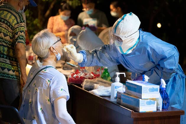 (210803) -- WUHAN, Aug. 3, 2021 -- A medical worker takes a swab sample from a resident for COVID-19 nucleic acid testing in Wuhan, central China s Hubei Province, Aug. 3, 2021. Wuhan City, capital of central China s Hubei Province, launched another citywide COVID-19 nucleic acid testing campaign on Tuesday, according to a press conference held by the provincial COVID-19 prevention and control headquarters. Wuhan, once hard-hit by COVID-19, identified new local clusters of cases on Monday when seven migrant workers at the Wuhan Economic & Technological Development Zone tested positive for the coronavirus. ) CHINA-HUBEI-WUHAN-COVID-19-TESTING (CN) XiongxQi