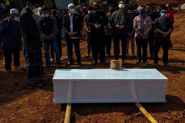 August 4, 2021, Tangerang Selatan, Banten, Indonesia: South Tangerang, Banten, Indonesia, August 04, 2021: Funeral for the victims of COVID-19 at the special cemetery for COVID-19, South Tangerang, Banten, Indonesia. Indonesia has passed the total number of 100,000 deaths due to COVID-19. Tangerang Selatan Indonesia - ZUMAh128 20210804_zap_h128_002 Copyright: xDonalxHusnix