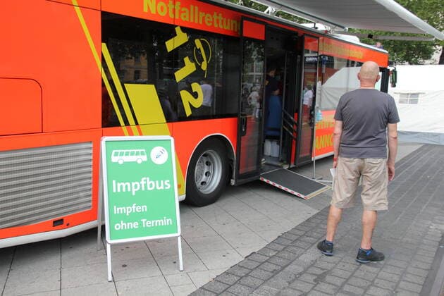 Shoppen und Impfen in Hannover:City-Impfen ohne Termin Stadt und Region Hannover bauen ihr Impfangebot aus: Ab heute konnten alle Impfwilligen zwischen 10:00 und 17:30 Uhr vor dem Hauptbahnhof in Hannovers Innenstadt sich spontan impfen lassen. Der Impfstoff von Johnson&Johnson ist besonders gut für dezentrale Angebote geeignet, weil der Impfstoff nur einmal verabreicht werden muss und bereits nach 14 Tagen der volle Impfschutz besteht.. Bis zum Mittag zählte die Feuerwehr rund einhundert Impfwillige und war daher mit dem vorläufigen Ergebnis schon zufrieden. Auch am kommenden Samstag wird die Aktion durchgeführt. Niedersachsen, Hannover, Covid, Corona, Impfen, Impfling, Gesellschaft, Feuerwehr, Rettungsdienst, Impfpass, Impfakt Copyright: xMartinxDziadekx