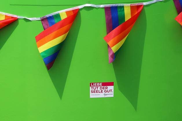 Berliner CHRISTOPHER STREET DAY 2021 - CSD - Am 24. Juli 2021 zieht der CSD in Berlin unter dem Motto SAVE OUR COMMUNITY SAVE YOUR PRIDE zum 43. Mal durch die Hauptstadt. Regenbogenfähnchen und Aufkleber mit dem Text:: LIEBE TUT DER SEELE GUT. - Tut-der-Seele-gut.info - EVANGELISCHE KIRCHE in Berlin Die bunte CSD-Parade startete in diesem Jahr als Demonstration an der Leipziger Straße, führte über den Potsdamer Platz, vorbei am Denkmal für die im Nationalsozialismus verfolgten Homosexuellen zum Brandenburger Tor und über die Siegessäule zur Urania. Aufgrund der Corona-Pandemie fand die Demonstration ausschließlich unter Einhaltung der vom Berliner Senat erlassenen Vorgaben statt. Die in den Vorjahren übliche Abschlusskundgebun