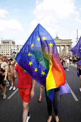 Berliner CHRISTOPHER STREET DAY 2021 - CSD - Am 24. Juli 2021 zieht der CSD in Berlin unter dem Motto SAVE OUR COMMUNITY Ð SAVE YOUR PRIDE zum 43. Mal durch die Hauptstadt. Demoteilnehmer vor dem Brandenburger Tor mit einem Mix aus Europaflagge und Regenbogenflagge. Die bunte CSD-Parade startete in diesem Jahr als Demonstration an der Leipziger Straße, führte über den Potsdamer Platz, vorbei am Denkmal für die im Nationalsozialismus verfolgten Homosexuellen zum Brandenburger Tor und über die Siegessäule zur Urania. Aufgrund der Corona-Pandemie fand die Demonstration ausschließlich unter Einhaltung der vom Berliner Senat erlassenen Vorgaben statt. Die in den Vorjahren übliche Abschlusskundgebung musste daher ausfallen.