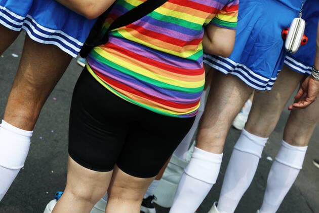 Berliner CHRISTOPHER STREET DAY 2021 - CSD - Am 24. Juli 2021 zieht der CSD in Berlin unter dem Motto SAVE OUR COMMUNITY Ð SAVE YOUR PRIDE zum 43. Mal durch die Hauptstadt. Eine Dame steht zwischen anderen Demoteilnehmern im Demozug und trägt ein T-Shirt in Regenbogenfarben Die bunte CSD-Parade startete in diesem Jahr als Demonstration an der Leipziger Straße, führte über den Potsdamer Platz, vorbei am Denkmal für die im Nationalsozialismus verfolgten Homosexuellen zum Brandenburger Tor und über die Siegessäule zur Urania. Aufgrund der Corona-Pandemie fand die Demonstration ausschließlich unter Einhaltung der vom Berliner Senat erlassenen Vorgaben statt. Die in den Vorjahren übliche Abschlusskundgebung musste daher ausfallen.