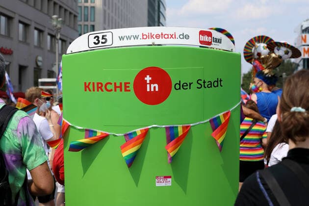Berliner CHRISTOPHER STREET DAY 2021 - CSD - Am 24. Juli 2021 zieht der CSD in Berlin unter dem Motto SAVE OUR COMMUNITY Ð SAVE YOUR PRIDE zum 43. Mal durch die Hauptstadt. Bike Taxi mit der Aufschrift: KIRCHE + in der Stadt - Regenbogenfähnchen und Aufkleber mit dem Text:: LIEBE TUT DER SEELE GUT. - Tut-der-Seele-gut.info - EVANGELISCHE KIRCHE in Berlin Die bunte CSD-Parade startete in diesem Jahr als Demonstration an der Leipziger Straße, führte über den Potsdamer Platz, vorbei am Denkmal für die im Nationalsozialismus verfolgten Homosexuellen zum Brandenburger Tor und über die Siegessäule zur Urania. Aufgrund der Corona-Pandemie fand die Demonstration ausschließlich unter Einhaltung der vom Berliner Senat erlassenen Vorgaben statt. Die