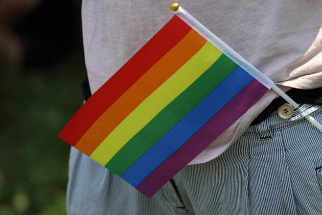 Berliner CHRISTOPHER STREET DAY 2021 - CSD - Am 24. Juli 2021 zieht der CSD in Berlin unter dem Motto SAVE OUR COMMUNITY SAVE YOUR PRIDE zum 43. Mal durch die Hauptstadt. Demoteilnehmer trägt Regenbogenfähnchen an seinem Hosengürtel. Die bunte CSD-Parade startete in diesem Jahr als Demonstration an der Leipziger Straße, führte über den Potsdamer Platz, vorbei am Denkmal für die im Nationalsozialismus verfolgten Homosexuellen zum Brandenburger Tor und über die Siegessäule zur Urania. Aufgrund der Corona-Pandemie fand die Demonstration ausschließlich unter Einhaltung der vom Berliner Senat erlassenen Vorgaben statt. Die in den Vorjahren übliche Abschlusskundgebung musste daher ausfallen.