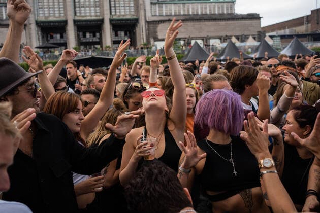 Illustration picture shows a test event with dance music that takes place at Arena 5, on the Belgium square in Brussels, opposite the Atomium at Brussels Expo, Sunday 08 August 2021. 5,000 people who have obtained a ticket and can present a Covid Safe Ticket or COVID certificate can go crazy to the music of Mooglie, Kevin De Vries, Agents of Time and Tale of Us. The event is organized by Labyrinth Large, Kompass Klub, and Hangar, in preparation for the official re-opening of events on August 13. Hangar, Labyrinth Large and Kompass Klub have built a temporary stage on the Belgiëplein where a series of events and concerts will take place until the end of September, all organized in accordance with sanitary regulations. JULIETTExBRUYNSEELS 3059986