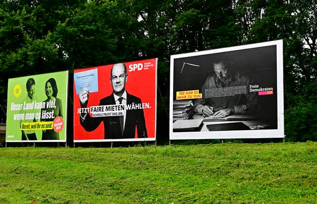 Bundestagswahl 2021,die Parteien werben nicht nur im Internet oder Talksshows um Stimmen der Wähler,sondern auch mit Wahlplakaten der großen Parteien,CDU,SPD,FDP,Die Grünen,wie hier im Bundesland Nordrhein-Westfalen ( NRW ).Zu sehen sind die Spitzenpolitiker Olaf Schulz,Armin Laschet,Christian Lindner,Annalena Baerbock und Robert Habeck,fotografiert am 17.08.2021. Â