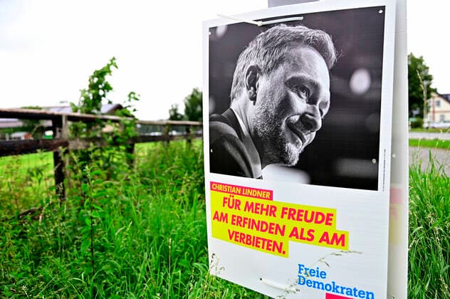 Bundestagswahl 2021,die Parteien werben nicht nur im Internet oder Talksshows um Stimmen der Wähler,sondern auch mit Wahlplakaten der großen Parteien,CDU,SPD,FDP,Die Grünen,wie hier im Bundesland Nordrhein-Westfalen ( NRW ).Zu sehen sind die Spitzenpolitiker Olaf Schulz,Armin Laschet,Christian Lindner,Annalena Baerbock und Robert Habeck,fotografiert am 17.08.2021. Â