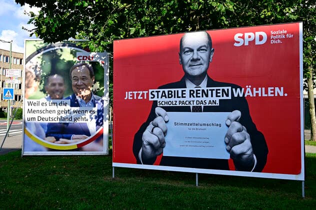Bundestagswahl 2021,die Parteien werben nicht nur im Internet oder Talksshows um Stimmen der Wähler,sondern auch mit Wahlplakaten der großen Parteien,CDU,SPD,FDP,Die Grünen,wie hier im Bundesland Nordrhein-Westfalen ( NRW ).Zu sehen sind die Spitzenpolitiker Olaf Scholz,Armin Laschet,Christian Lindner,Annalena Baerbock und Robert Habeck,die Plakate der Kanzlerkandidaten Armin Laschet ( CDU ) und Olaf Scholz ( SPD ) nebeneinander aufgestellt auf einer Wiese,fotografiert am 22.08.2021. Â