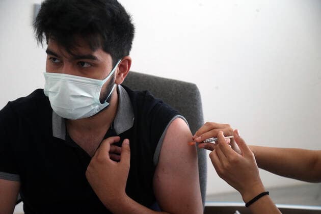 (210824) -- ANKARA, Aug. 24, 2021 -- A man receives the COVID-19 vaccine in Ankara, Turkey, on Aug. 23, 2021. Turkey on Monday reported 18,857 new COVID-19 cases, raising its tally of infections to 6,234,520, according to its health ministry. The death toll from the virus in Turkey rose by 232 to 54,765, while 15,833 more people recovered in the last 24 hours. (Photo by Xinhua) TURKEY-ANKARA-COVID-19-VACCINATION MustafaxKaya