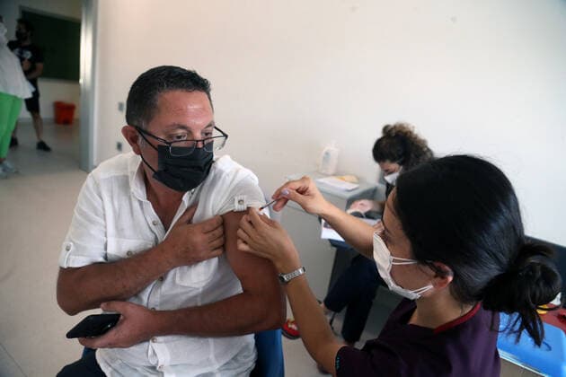 (210824) -- ANKARA, Aug. 24, 2021 -- A man receives the COVID-19 vaccine in Ankara, Turkey, on Aug. 23, 2021. Turkey on Monday reported 18,857 new COVID-19 cases, raising its tally of infections to 6,234,520, according to its health ministry. The death toll from the virus in Turkey rose by 232 to 54,765, while 15,833 more people recovered in the last 24 hours. (Photo by Xinhua) TURKEY-ANKARA-COVID-19-VACCINATION MustafaxKaya