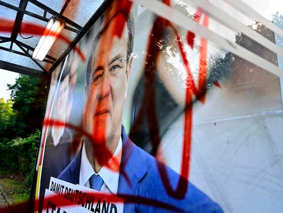 Bundestagswahl 2021,die Parteien werben nicht nur im Internet oder Talksshows um Stimmen der Wähler,sondern auch mit Wahlplakaten der großen Parteien,CDU,SPD,FDP,Die Grünen,wie hier im Bundesland Nordrhein-Westfalen ( NRW ).Zu sehen sind die Spitzenpolitiker Olaf Scholz,Armin Laschet,Christian Lindner,Annalena Baerbock und Robert Habeck, Plakat von der CDU mit Armin Laschet an einer Bushaltestelle,fotografiert am 04.09.2021. Â