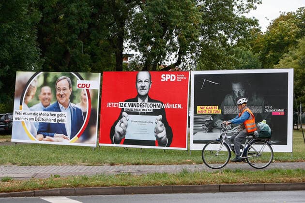 23.08.2021, xtgx, Politik, Wahlwerbung zur Bundestagswahl 2021, Wahlplakate der CDU, SPD und FDP in Magdeburg. Armin Laschet, Olaf Scholz, Christian Lindner. Schwarz Rot Gelb, Deutschland Koalition, Kanzler, Bundeskanzler Magdeburg
