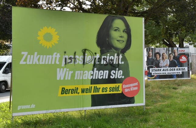 07.09.2021, xblx, Politik, Wahlplakat Bundestagswahl 26.09.2021, Wahlwerbung Die Grünen, Grüne, grüne Partei, BÜNDNIS 90, ANNALENA BAERBOCK, ZUKUNFT PASSIERT NICHT, WIR MACHEN SIE, BEREIT, WEIL IHR ES SEID; beschmiertes Plakat, daneben Werbung für die CDU Frankfurt