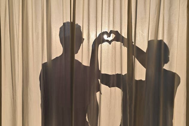 Liebe. Ein junges Paar zeigt seine Verbundenheit. Symbolfoto Jesolo Venetien Italien Copyright: xRolfxPossx
