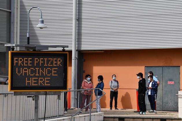 NSW CORONAVIRUS COVID19, Members of the public wait in line at a Covid-19 vaccine pop-up vaccination clinic at Marrickville, Sydney, Thursday, September 9, 2021. Glebe, Waterloo, Redfern and Marrickville have been identified by health officials as suburbs of concern, with rising COVID-19 cases and low vaccination rates. ( NO ARCHIVING, EDITORIAL USE ONLY, NO USE IN BOOKS WITHOUT CONSENT SYDNEY NSW AUSTRALIA Copyright: xJOELxCARRETTx 20210909001574154785
