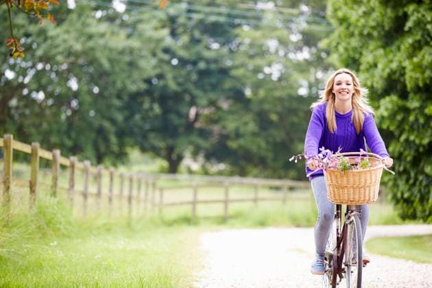 junge frau,frau,fahrrad,radfahrerin,frauen,weiblich,fahrräder,fahrradfahrer,fahrradfahrerin,fahrradfahrerinnen,radfahrer,radfahrerinnen