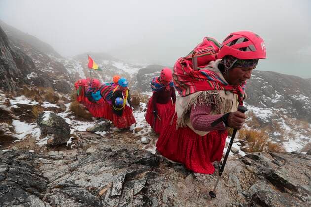 Bolivien, Frauen der Aymara-Volksgruppe spielen auf 5000m Höhe in den Anden Fußball Several Aymara women, known as the climbing cholitas Bolivia Climbing , climb the snowy Huayna Potosí to play soccer at 5,000 meters of altitude, in Milluni, Bolivia, 15 September 2021 (Issued 17 September 2021). At 5,000 meters of altitude, the Bolivian cholitas climbers braved the snow, the intense fog and the cold to play a soccer game near the top of the imposing Huayna Potosi, 6,088 meters high, and show that yes, it can be done. Bolivian climbing cholitas play soccer at 5,000 meters of altitude !ACHTUNG: NUR REDAKTIONELLE NUTZUNG! Copyright: xMartinxAlipazx AME4612 1006683759st