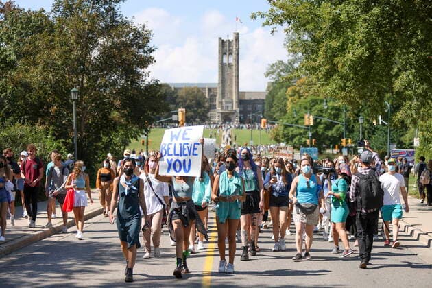 Kanada, Proteste gegen sexuelle Gewalt gegen Frauen an der Western University, London September 17, 2021, London, on, Canada: Western University students march during a walkout in support of sexual assault survivors, in London, Ont., Friday, Sept. 17, 2021. London Canada - ZUMAc35_ 20210917_zaf_c35_012 Copyright: xNicolexOsbornex