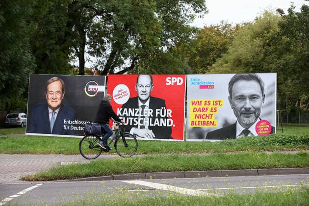 19.09.2021, xtgx, Politik, Wahlwerbung zur Bundestagswahl 2021, Plakate der CDU, SPD und FDP, Armin Laschet, Olaf Scholz, Christian Lindner, schwarz rot gelb, Deutschland Koalition Magdeburg