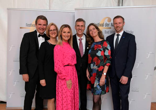 24.09.2021, Klassikfestival Bad Wörishofen, Festival der Nationen 2021 im Kurhaus Bad Wörishofen im Allgäu, Eröffnungskonzert mit Beatrice Rana, Klavier, Francois Leleux, Dirigent, Camerata Salzburg. Empfang der Ehrengäste im VIP-Zelt. mitte: Intendant Winfried Roch mit Bürgermeister Stafan Welzel (li) mit Ehefrau, Landrat Alex Eder (re), und Ursula Buschhorn (2.v.re, Schauspielerin) 24.09.2021, Klassikfestival Bad Wörishofen 24.09.2021, Klassikfestival Bad Wörishofen