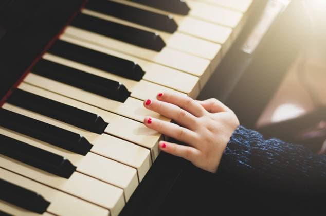 mädchen,lernen,klavier,klavierspielen,klaviere,piano,pianos,klavier spielen,klavierspieler,klavierspielerin,musiker,musikerin,pianist,pianisten,pianistin