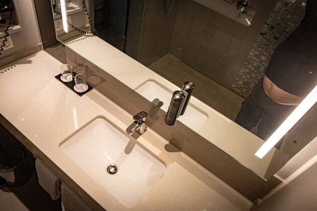 DEU, Deutschland, Berlin, 24.10.2021: Steigenberger Hotel Am Kanzleramt, Hotelzimmer. Deutsche Hospitality, vormals Steigenberger Hotel Group, im Besitz der Huazhu Group. Badezimmer