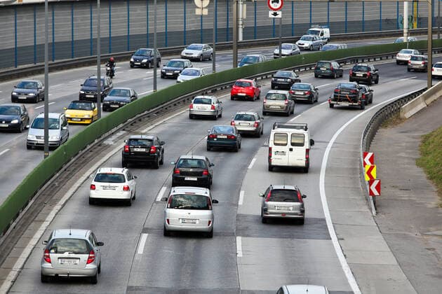 Stau im Verkehr mit Autos auf einer Autobahn Strasse McPBBO