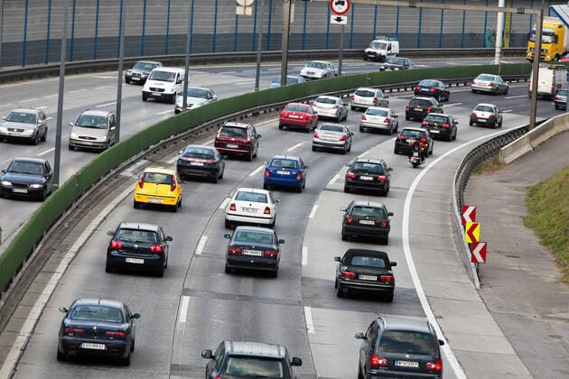 Stau im Verkehr mit Autos auf einer Autobahn Strasse McPBBO
