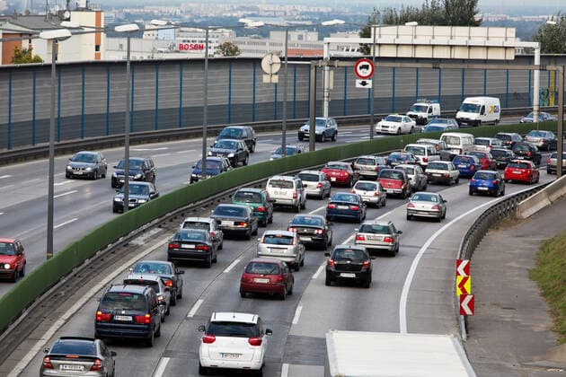 Stau im Verkehr mit Autos auf einer Autobahn Strasse McPBBO