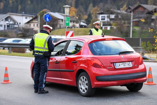 Landeck 05.11.2021, Landeck, AUT, Coronavirus in Österreich, Ausreisekontrollen in Landeck und Reutte, Beginn der Corona-Ausreisekontrollen Landeck und Reutte, An der Bezirksgrenze zwischen Landeck und Imst wird seit heute auf der B171 die Ausreise aus dem Bezirk kontroliert, im Bild die Polizei Kontrolliert die Fahrzeuge bei der Ausreise aus dem Bezirk during the Start of Corona exit controls Landeck and Reutte, At the district border between Landeck and Imst, as of today, the exit from the district is being controlled on the B171. Landeck, Austria on 2021 11 05.