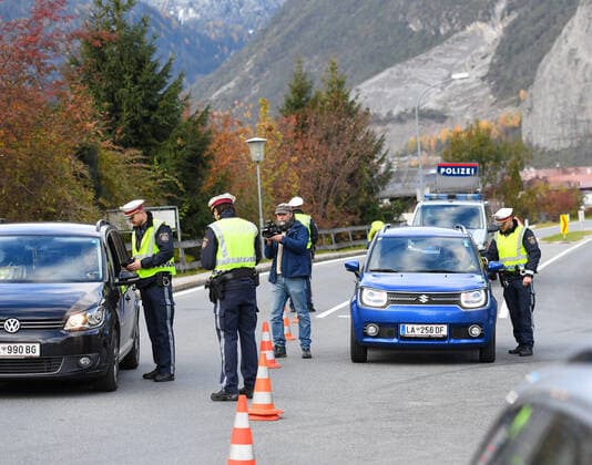 Landeck 05.11.2021, Landeck, AUT, Coronavirus in Österreich, Ausreisekontrollen in Landeck und Reutte, Beginn der Corona-Ausreisekontrollen Landeck und Reutte, An der Bezirksgrenze zwischen Landeck und Imst wird seit heute auf der B171 die Ausreise aus dem Bezirk kontroliert, im Bild die Polizei Kontrolliert die Fahrzeuge bei der Ausreise aus dem Bezirk during the Start of Corona exit controls Landeck and Reutte, At the district border between Landeck and Imst, as of today, the exit from the district is being controlled on the B171. Landeck, Austria on 2021 11 05.