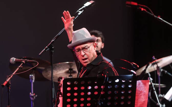Konzert von Dave Douglas @Silent Green, Betonhalle , Jazzfest Berlin Dave Douglas Trompete, Gesang, Komposition, Tomeka Reid Cello, Gesang Marta Warelis Klavier, Kofferorgel, Gesang Berlinde Deman Tuba, Serpent, Gesang Frederik Leroux Gitarren, Oud, Banjo, Gesang Antoine Pierre Schlagzeug, Elektronik