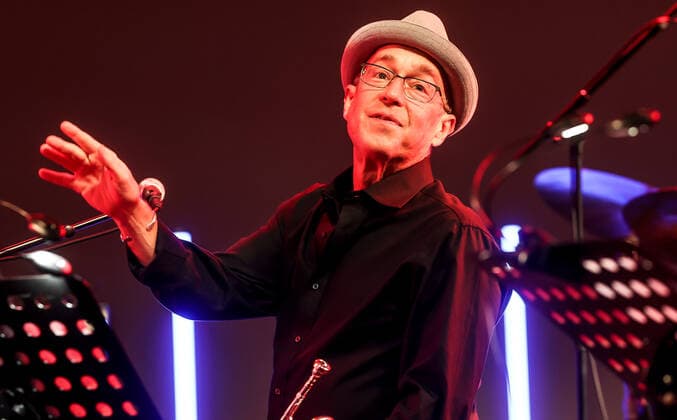 Konzert von Dave Douglas @Silent Green, Betonhalle , Jazzfest Berlin Dave Douglas Trompete, Gesang, Komposition, Tomeka Reid Cello, Gesang Marta Warelis Klavier, Kofferorgel, Gesang Berlinde Deman Tuba, Serpent, Gesang Frederik Leroux Gitarren, Oud, Banjo, Gesang Antoine Pierre Schlagzeug, Elektronik