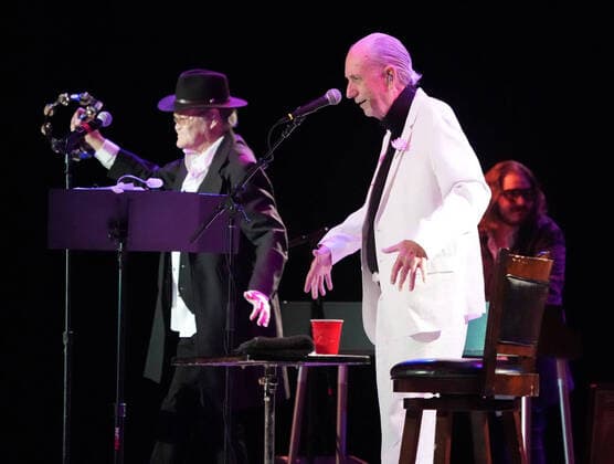 Entertainment Themen der Woche KW45 Entertainment Bilder des Tages November 15, 2021, Los Angeles, CA, USA: Musician-Actors-MICHAEL NESMITH and MICKY DOLENZ on stage together for the last time as they wrapped up the Monkees 2021 Farewell Tour at the Greek Theater, Los Angeles, CA, USA, November 14, 2021. his farewell tour will mark the end of a unique project that began in 1965 when four young men were cast in a television show about a struggling rock band that was inspired by the Beatlesâ€⠢ A Hard Dayâ€⠢s Night. Few could have predicted the impact The Monkees would have on music and pop culture at large, one that still reverberates more than 50 years later...Formed in Los Angeles for the eponymous television series, the quartet of Dolenz, Nesmith, the late Peter Tork and the late Davy Jones bro - ZUMAmt3_ 20211115_zaf_mt3_008 Copyright: xScottxMitchellx