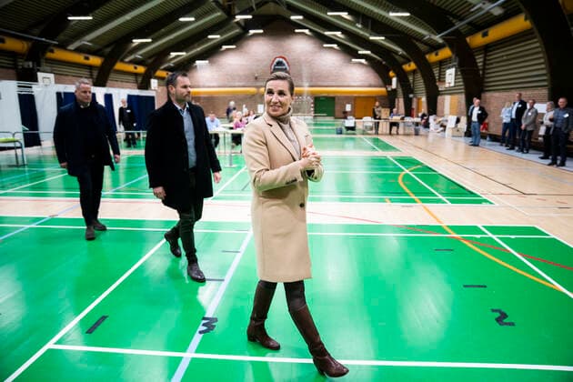 Statsminister Mette Frederiksen (S) stemmer i Hareskov tirsdag den 16. november 2021. Den 16. november er der kommunalvalg og regionsraadsvalg i Danmark. , Copenhagen Denmark Copyright: MartinxSylvestx cop114 spdk20211116-110745-L