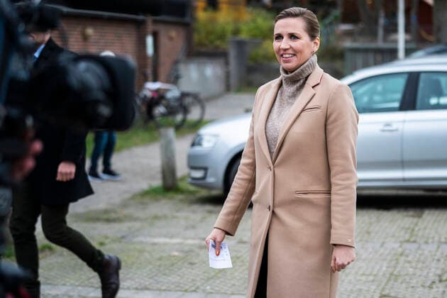 Statsminister Mette Frederiksen (S) stemmer i Hareskov tirsdag den 16. november 2021. Den 16. november er der kommunalvalg og regionsraadsvalg i Danmark. , Copenhagen Denmark Copyright: MartinxSylvestx cop114 spdk20211116-110815-L