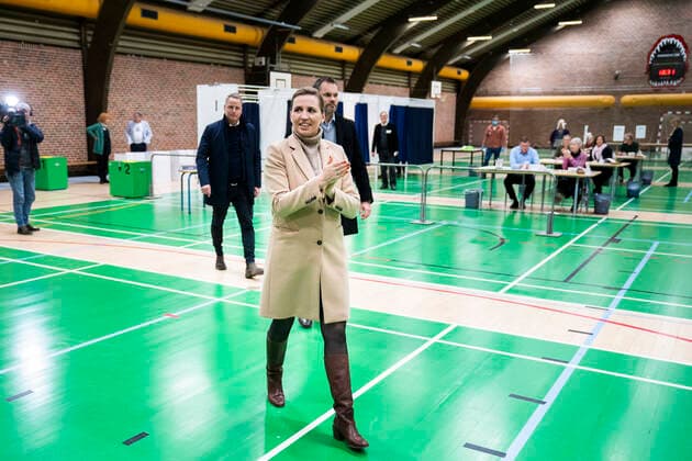 Statsminister Mette Frederiksen (S) stemmer i Hareskov tirsdag den 16. november 2021. Den 16. november er der kommunalvalg og regionsraadsvalg i Danmark. , Copenhagen Denmark Copyright: MartinxSylvestx cop114 spdk20211116-111004-L