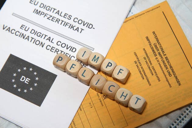 Winden Themenbild - Impfpflicht, Corona, Impfpass, Schutzimpfung, Buchstabenspiel mit Impfspritze Themenbild - Impfpflicht, Corona, Impfpass, Schutzimpfung, Buchstabenspiel mit Impfspritze Buchstabenspiel, Impfpflicht. Eine Coronaspritze, Impfspritze liegt neben dem Wort Impfpflicht auf einem Impfpass, EU Digitales Covid-Impfzertifikat, internationale Impfbescheinigung, Vaccination Certificate Copyright: xFleigx xEibner-Pressefotox EP_dfg