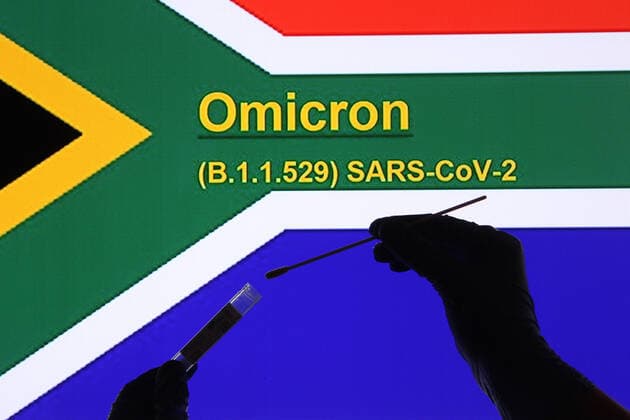 Coronavirus, Covid-19 Omikron, Symbolbilder Winden Themenbild - Omicron, Omicron-Variante, Mutante, neue Virusvariante des Coronavirus aus Südafrika, Omikron Themenbild - Omicron, Omicron-Variante, Mutante, neue Virusvariante des Coronavirus aus Südafrika, Omikron Omikron, Omicron, SARS-Cov-2, B.1.1.529, Coronavirus, Scherenschnitt mit Spritze und Handschuhe, Finger, Impfdose, Impfampulle, Impfflasche, Impfstoff in der Coronapandemie. Omicron-Corona-Variante Copyright: xFleigx xEibner-Pressefotox EP_dfg