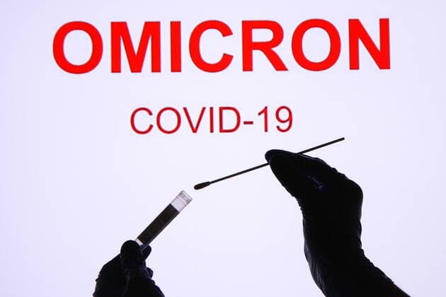 Coronavirus, Covid-19 Omikron, Symbolbilder Winden Themenbild - Omicron, Omicron-Variante, Mutante, neue Virusvariante des Coronavirus aus Südafrika, Omikron Themenbild - Omicron, Omicron-Variante, Mutante, neue Virusvariante des Coronavirus aus Südafrika, Omikron Omikron, Omicron, SARS-Cov-2, B.1.1.529, Coronavirus, Scherenschnitt mit Spritze und Handschuhe, Finger, Impfdose, Impfampulle, Impfflasche, Impfstoff in der Coronapandemie. Omicron-Corona-Variante Copyright: xFleigx xEibner-Pressefotox EP_dfg