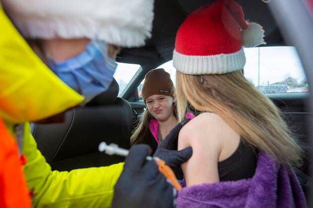 December 4, 2021, Kingston, Ontario, Canada: Little sister Korie Smith, 8, looks on as big sister Mattie Smith, 10, receives her vaccine during a drive-thru COVID-19 vaccine clinic at St Lawrence College in Kingston, Ont., Saturday, Dec. 4, 2021. Kingston Canada - ZUMAc35_ 20211204_zaf_c35_009 Copyright: xLarsxHagbergx