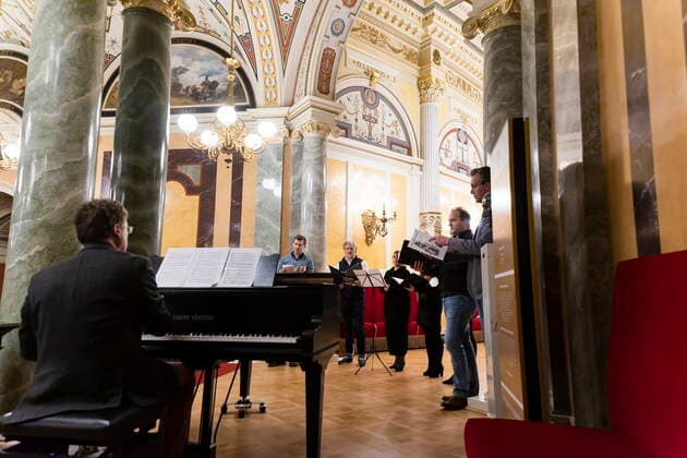 Impfen in der Semperoper Ein sehr besonderes Impfangebot mit musikalischer Umrahmung durch Künstlerinnen und Künstler der Semperoper gab es am Freitag in Dresden. Um die 300 Impfwillige holten sich in der Semperoper ihre Corona-Impfung. Weitere Theater wollen dieses Angebot fortsetzen. Mitarbeiter*innen der Semperoper: Alice Rossi, Mariya Taniguchi, Justyna Olow, Martin-Jan Nijhof, Sebastian Wartig, Joseph Dennis, Simeon Esper, Jobst Schneiderat, Sabine Kittel (Flöte), Bernhard Kury (Flöte), Thomas Eberhard (Fagott), Volker Hanemann (Englischhorn), Johanna Schellenberg (Harfe), Bernd Hartwig, Evelyn Brunner, Marko Junghanß, Petra Leißner (A Cappella) Dresden Sachsen GERMANY